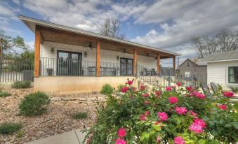 Schubert Inn-Main with Pool and Grill - 2Blks to Main