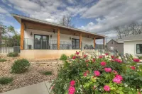 Schubert Inn-Main with Pool and Grill - 2Blks to Main