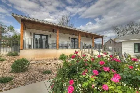 Schubert Inn-Main with Pool and Grill - 2Blks to Main