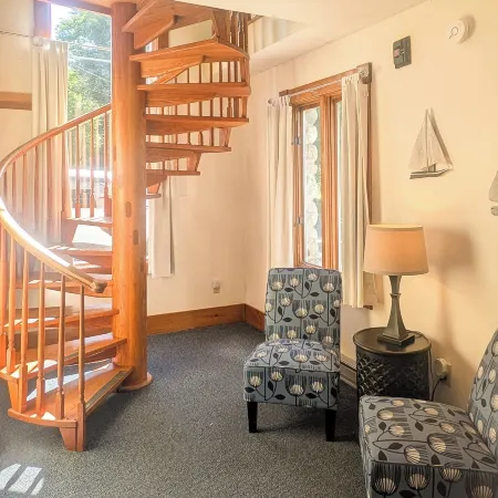 3 Bedroom 2 Bath Carriage House (Pet Friendly)
