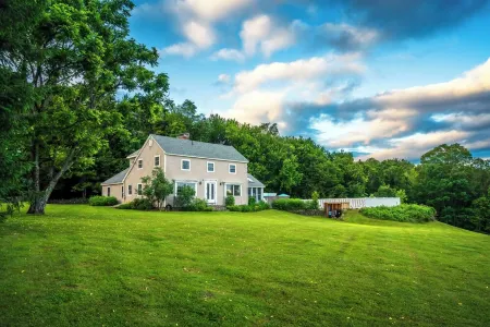 Autumn Escape with Tennis Court and Stunning Foliage Отели в г. Уилмингтон