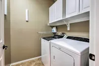 Family Home w/ Pool, BBQ & Fire Pit in Goodyear - Homestays