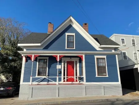 Downtown Historic Home - Free Parking & Backyard!