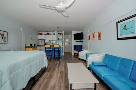 Tranquil condo 129 with AC in charming Cedar Key