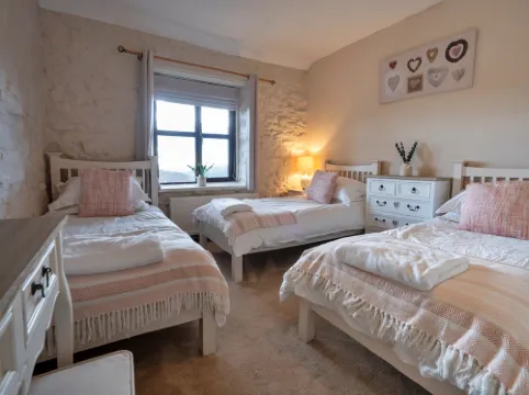Cottage in Peak District with Scenic Views