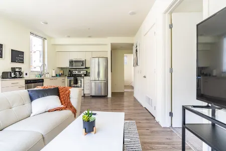 2BR | Gym, Rooftop | Mercer Island | Sophari E Отели в г. Мерсер Айленд