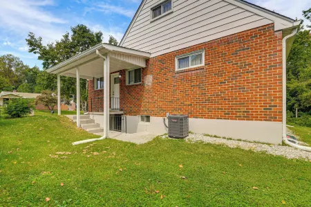 5 Mi to Downtown Baltimore: Quiet Home w/ Porch Отели в г. Дандок