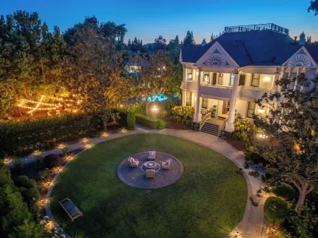 White House Napa Отели рядом с достопримечательностью «Artesa Vineyards & Winery»