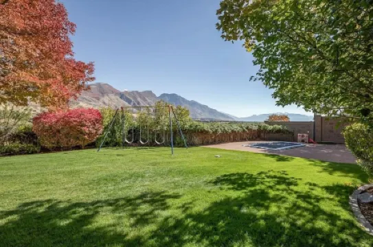 9500 sq ft 3 Levels 4u! 1.7Acr Pool Jacuzzi Sauna SptCourts 3Levels+EV View&More