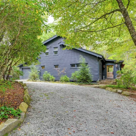Chic Highlands Cabin Retreat w/ Deck + Office!