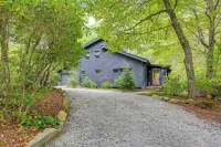 Chic Highlands Cabin Retreat w/ Deck + Office! - parking