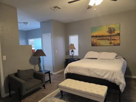 Emerald Beauty.. Not Too Close.. Not too Far! Отели рядом с достопримечательностью «Парк Флойд Лам»