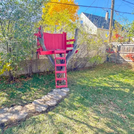 Charming Centennial Cottage-Downtown!