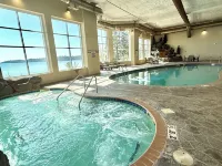 Lake Superior Two Queen Bed Studio~Pool/Hot tub-Burlington Bay 투 하버 호텔
