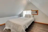 < 1 Mi to Main St: Quiet Home w/ Yard in Stockdale - 2-Star