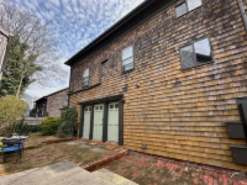 86 Dr Marcus House - Popular Broadway Area