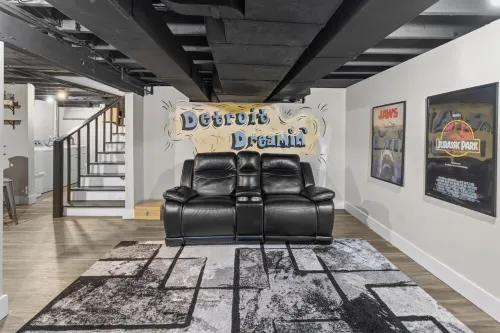 The Drift House- Spacious Boho Family Retreat- 4 Bds, 2 Baths, 6 TVs, Movie Room Hotels in Clinton Township