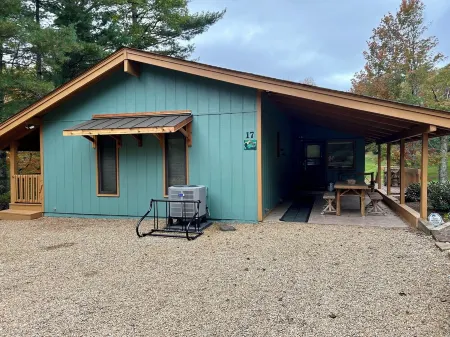 NEW Papa's Place on 1st hole Linville Land Harbor Pet Friendly