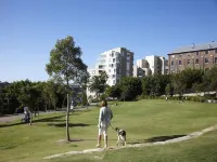 Thriving city location, dining hub near CBD