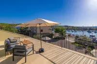 Villa BEACHFRONT with 4 bedrooms and 3.5 bathrooms