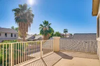 Golf, Hikes & Sports Fun! Desert Getaway w/ Pool - Homestays