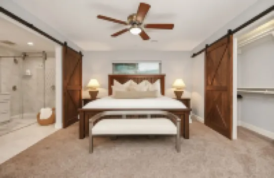 Spacious Modern Cottage Perfect for Families & Pets ~ Gated Parking ~ Sleeps 9+