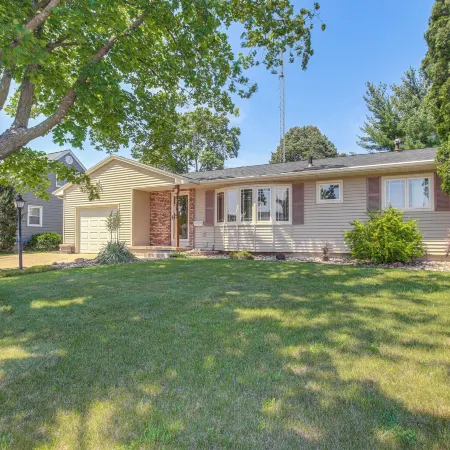 Walk to Park: Waterloo Home w/ Furnished Deck فنادق في واترلو