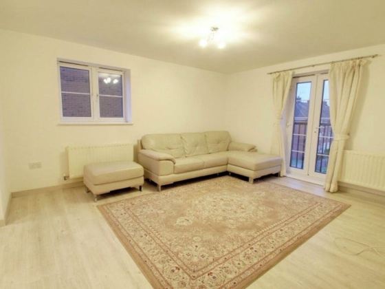 2 Double Bed Flat, En-suite, Top Floor, With Private Parking