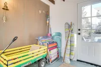 Walk to Monument Beach: Cape Cod Cottage w/ Grill - Homestays