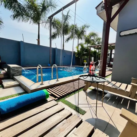 Luxury Escape w Infinity Pool & Hot Tub Bar