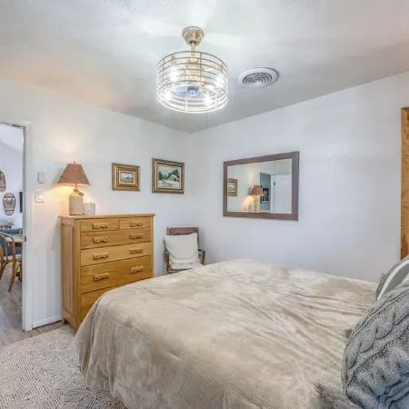 Deer Lover's Paradise w/Hot Tub.  Private Retreat But Only 5 Mins to Downtown.