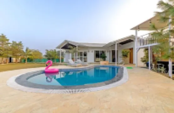 Elivaas Vedaaz 4 BHK Farmhouse With pool Hotels in 
