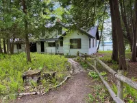 火炬湖畔私家沙灘 • 度假小屋 + 家庭旅館 • 步行可至奧爾登(Private Sandy Beach on Torch Lake • Cottage + Guest House • Walk to Alden)