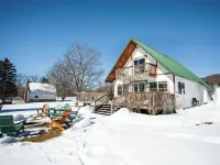 Newly Renovated! 5 Mins to Beach-Hot Tub-Fire Pit-Family & Dog Friendly Hotels in Melrose Township