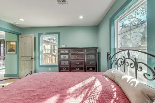 1 Mi to Campus: Modern Tulsa Home w/ Private Yard - Homestays