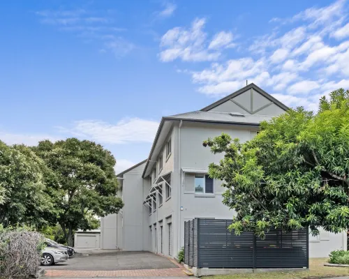Stylish Townhouse in Ascot With Modern Interiors Hotels in Ascot