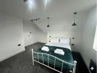 迪彭霍爾距倫敦蓋特威克數分鐘-魅力公寓 靈菲爾德酒店