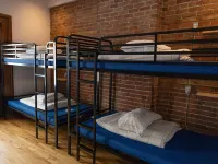 ツリーハウス ホステル Westmount City Hall周辺のホテル