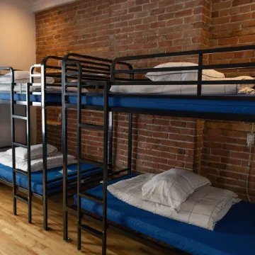 Treehouse Hostel Отели рядом с достопримечательностью «Музей Маккорд»