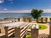 Modern 4‑ Retreat I 2‑ Parking I Steps from the Ajax Waterfront Hotels in Ajax