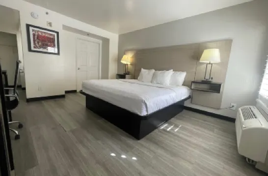Howard Johnson by Wyndham Tempe University/Phoenix Hotels near Camelback East