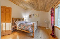 Glacier National Park-cozy, rustic home w/ hot tub, just 6 minutes to the park