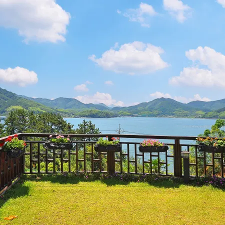 Geoje Flower Pension Отели рядом с достопримечательностью «Тематический бамбуковый парк «Мэнджонджук»»