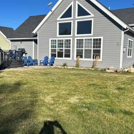 Great Location! Pool, spa and only minutes to Meadow Village