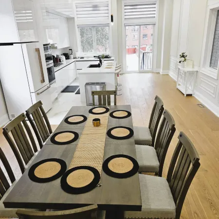 Luxury 4 Bedroom Home Near Downtown with Free Parking Отели рядом с достопримечательностью «Скарборо»