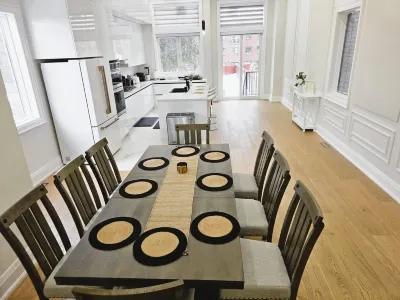 Bright Modern 4-Bedroom Home in East York, Toronto Hotels in East York