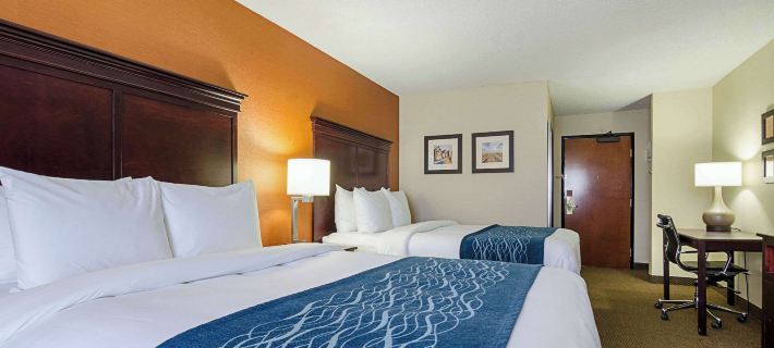 Comfort Inn & Suites Hotels in Reno County