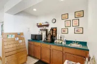 Days Inn by Wyndham Portage - breakfast