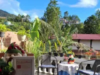 ParabonHaus Kopitiam - Bed & Breakfast Hotels in Cipanas
