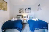 Perfect for Business Large Groups Sleeps 8 - balcony